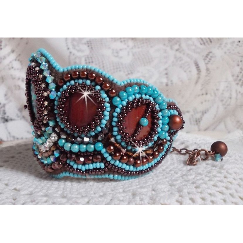 Türkisfarbenes Armband mit Haute-Couture-Manschette, bestickt mit Perlmuttscheibe aus Mahagoni, Swarovski-Kristallen, Facetten aus böhmischem Glas und Rocailles