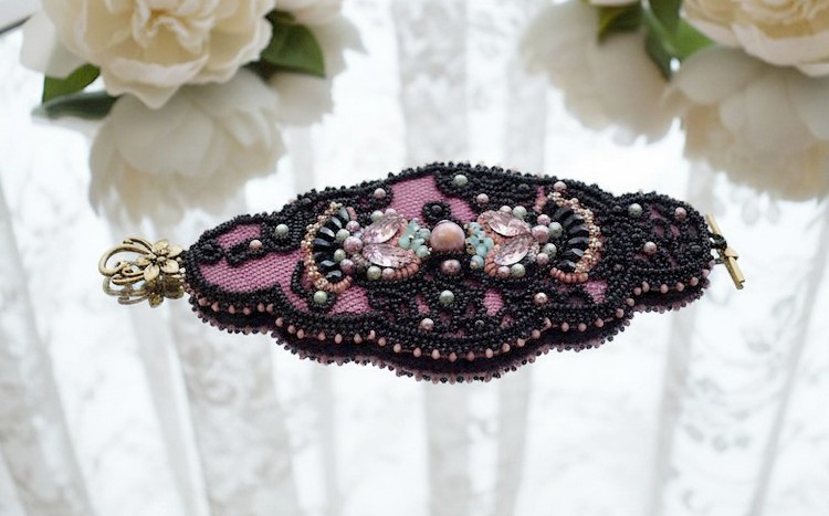 Marquise-Armband Manschette bestickt mit Swarovski-Kristallen, sehr alter schwarzer Spitze von 1950, S&uuml;&szlig;wasserperlen und Rocailles