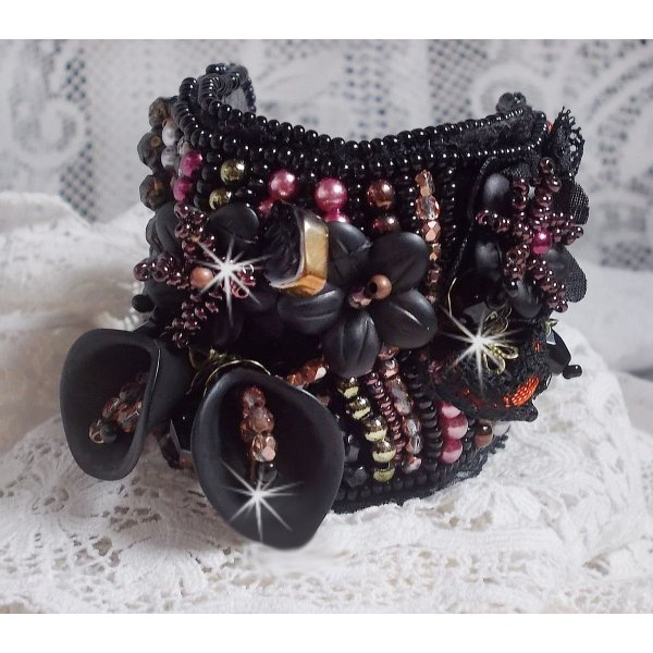 Bracelet manchette Midnight Daisy, rien que des perles nacr&eacute;es et des fleurs.