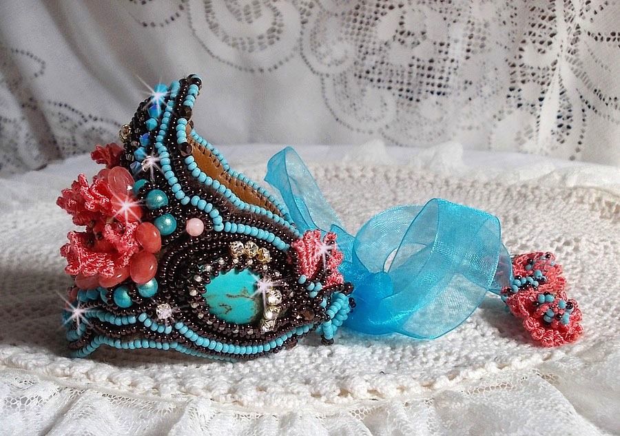 Armband Naiade Manschette Haute-Couture bestickt mit Türkis-Cabochons, einer sehr alten rosa Spitze, Edelsteinperlen: Koralle Light und Rocailles 