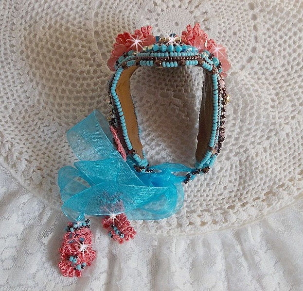 Armband Naiade Manschette Haute-Couture bestickt mit T&uuml;rkis-Cabochons, einer sehr alten rosa Spitze, Edelsteinperlen: Koralle Light und Rocailles 