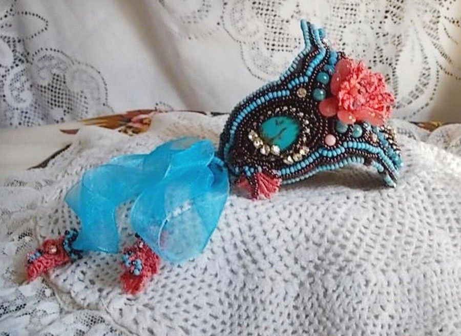 Armband Naiade Manschette Haute-Couture bestickt mit Türkis-Cabochons, einer sehr alten rosa Spitze, Edelsteinperlen: Koralle Light und Rocailles 