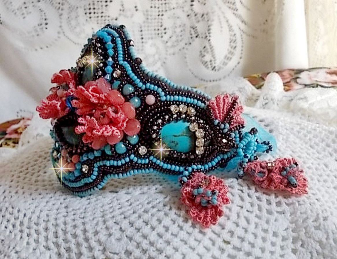 Armband Naiade Manschette Haute-Couture bestickt mit Türkis-Cabochons, einer sehr alten rosa Spitze, Edelsteinperlen: Koralle Light und Rocailles 