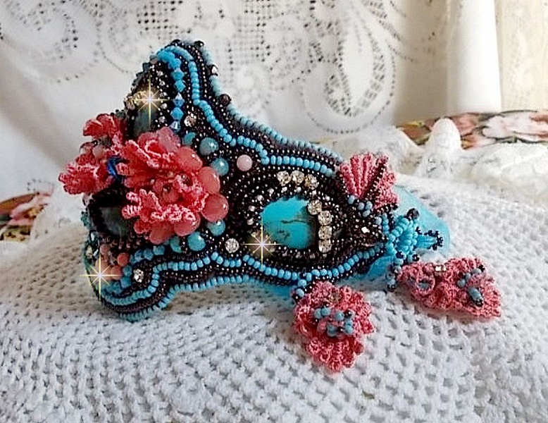 Armband Naiade Manschette Haute-Couture bestickt mit T&uuml;rkis-Cabochons, einer sehr alten rosa Spitze, Edelsteinperlen: Koralle Light und Rocailles 