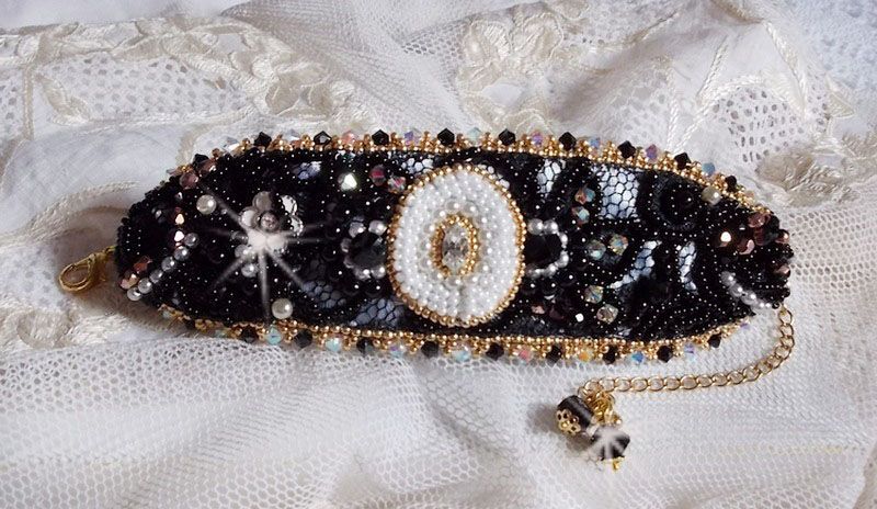 Heiliges schwarzes Armband, bestickt auf einer alten schwarzen Spitze 