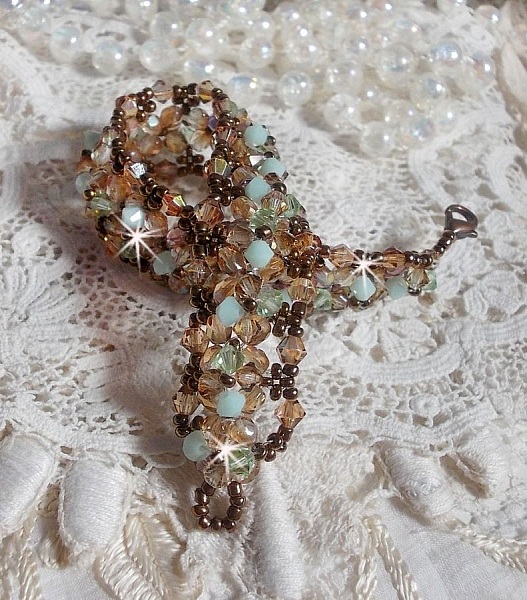 Seerosenarmband, ein wassergr&uuml;ner und goldener Schimmer mit diesen Kreiseln in Swarovski-Kristall und Facetten in b&ouml;hmischem Glas.