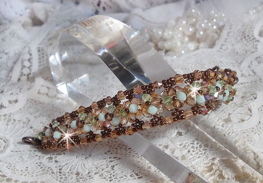 Seerosenarmband, ein wassergr&uuml;ner und goldener Schimmer mit diesen Kreiseln in Swarovski-Kristall und Facetten in b&ouml;hmischem Glas.