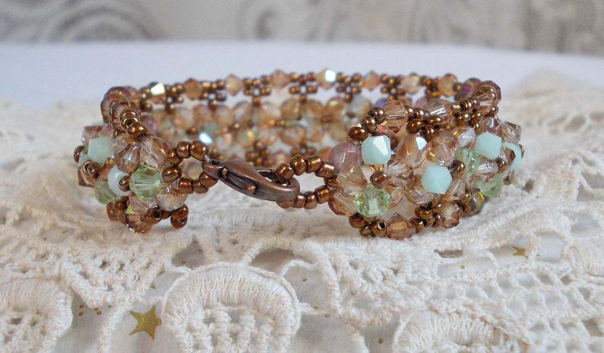 Seerosenarmband, ein wassergrüner und goldener Schimmer mit diesen Kreiseln in Swarovski-Kristall und Facetten in böhmischem Glas.