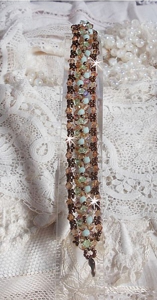 Seerosenarmband, ein wassergr&uuml;ner und goldener Schimmer mit diesen Kreiseln in Swarovski-Kristall und Facetten in b&ouml;hmischem Glas.