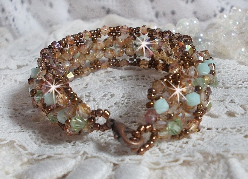 Seerosenarmband, ein wassergr&uuml;ner und goldener Schimmer mit diesen Kreiseln in Swarovski-Kristall und Facetten in b&ouml;hmischem Glas.