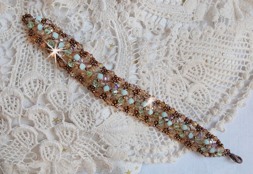 Seerosenarmband, ein wassergr&uuml;ner und goldener Schimmer mit diesen Kreiseln in Swarovski-Kristall und Facetten in b&ouml;hmischem Glas.