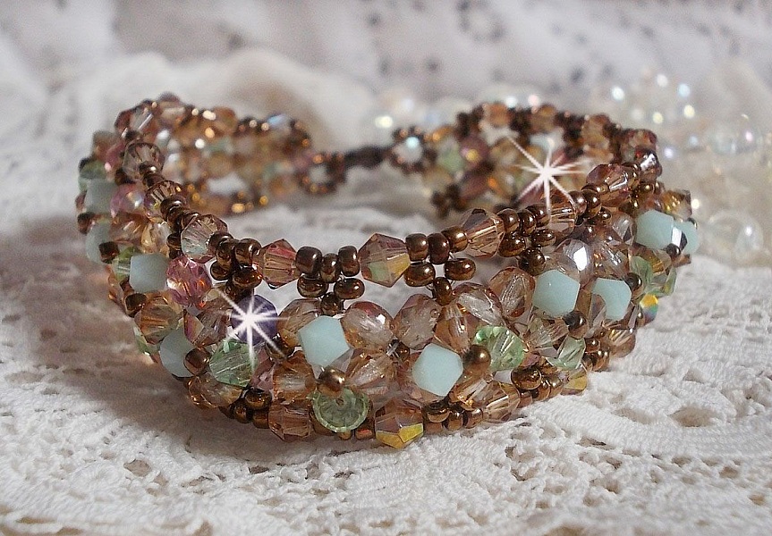 Seerosenarmband, ein wassergr&uuml;ner und goldener Schimmer mit diesen Kreiseln in Swarovski-Kristall und Facetten in b&ouml;hmischem Glas.