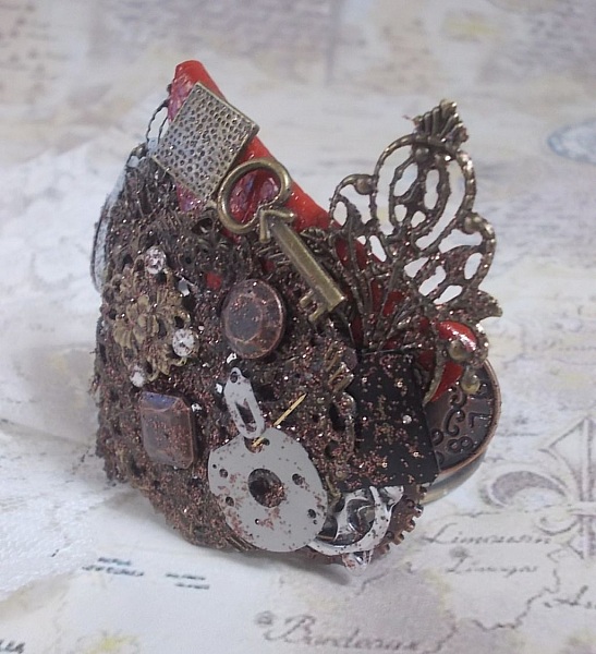 Armband Segelnder Schatten kreiert mit cognacfarbenem Leder, Stoffblume, bronzefarbenen, kupferfarbenen, schwarzen Accessoires mit Charms