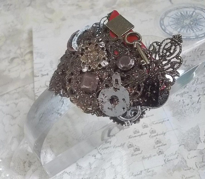 Armband Segelnder Schatten kreiert mit cognacfarbenem Leder, Stoffblume, bronzefarbenen, kupferfarbenen, schwarzen Accessoires mit Charms