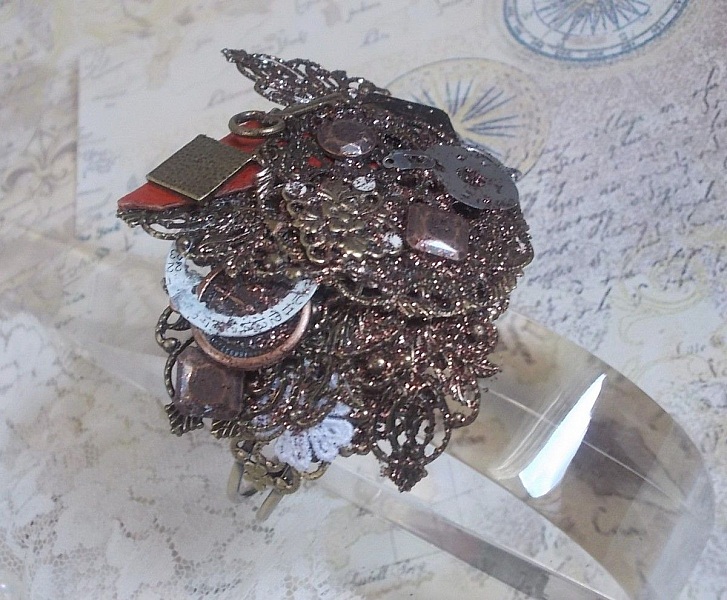 Armband Segelnder Schatten kreiert mit cognacfarbenem Leder, Stoffblume, bronzefarbenen, kupferfarbenen, schwarzen Accessoires mit Charms