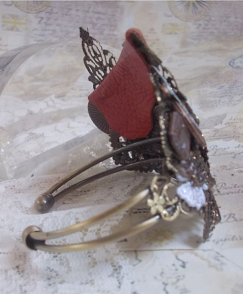 Armband Segelnder Schatten kreiert mit cognacfarbenem Leder, Stoffblume, bronzefarbenen, kupferfarbenen, schwarzen Accessoires mit Charms