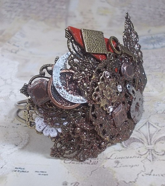 Armband Segelnder Schatten kreiert mit cognacfarbenem Leder, Stoffblume, bronzefarbenen, kupferfarbenen, schwarzen Accessoires mit Charms