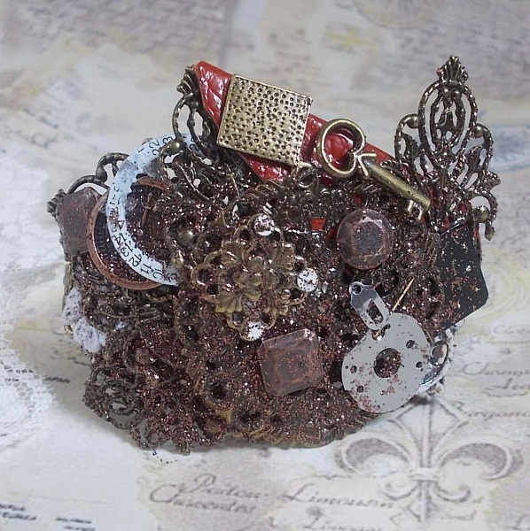 Armband Segelnder Schatten kreiert mit cognacfarbenem Leder, Stoffblume, bronzefarbenen, kupferfarbenen, schwarzen Accessoires mit Charms