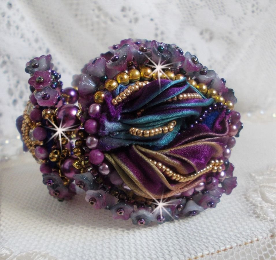 Bracelet La Passionnée de Venise brodé avec un ruban de soie Purple, des pierres semi-précieuse : Les sugililtes et des rocailles