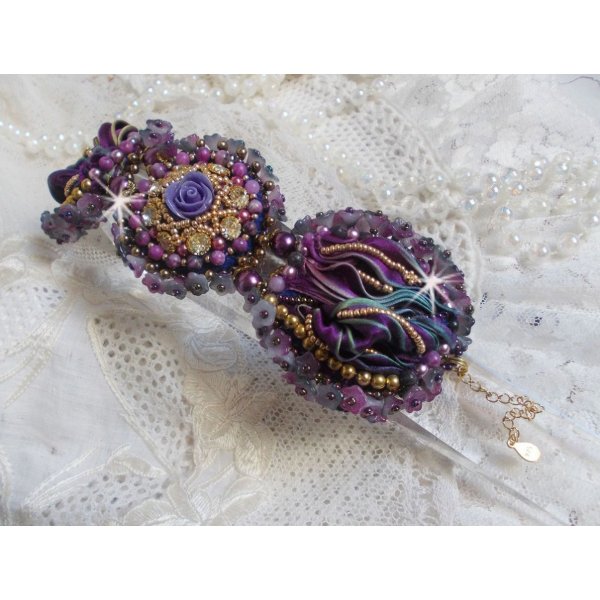 Bracelet La Passionn&eacute;e de Venise brod&eacute; avec un ruban de soie Purple, des pierres semi-pr&eacute;cieuse : Les sugililtes et des rocailles