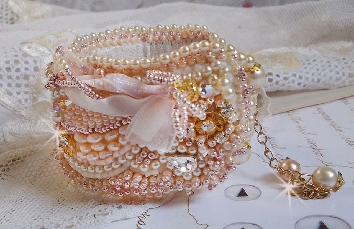 Armband Reispulver Manschette bestickt mit Süßwasserzuchtperlen, Perlmuttperlen, Rocailles und Swarovski-Kristallen