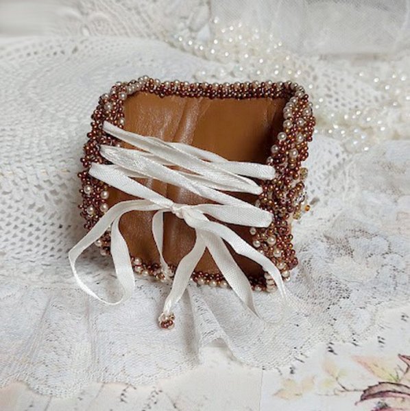 Reflets de Rosée Armband Manschette bestickt mit Perlmuttperlen, Swarovski-Kristallen, Rocailles und einer sehr alten Spitze