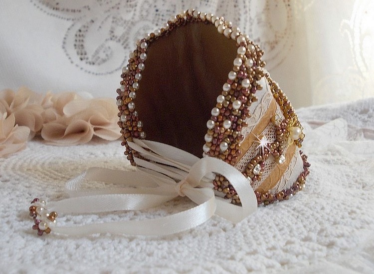 Reflets de Rosée Armband Manschette bestickt mit Perlmuttperlen, Swarovski-Kristallen, Rocailles und einer sehr alten Spitze