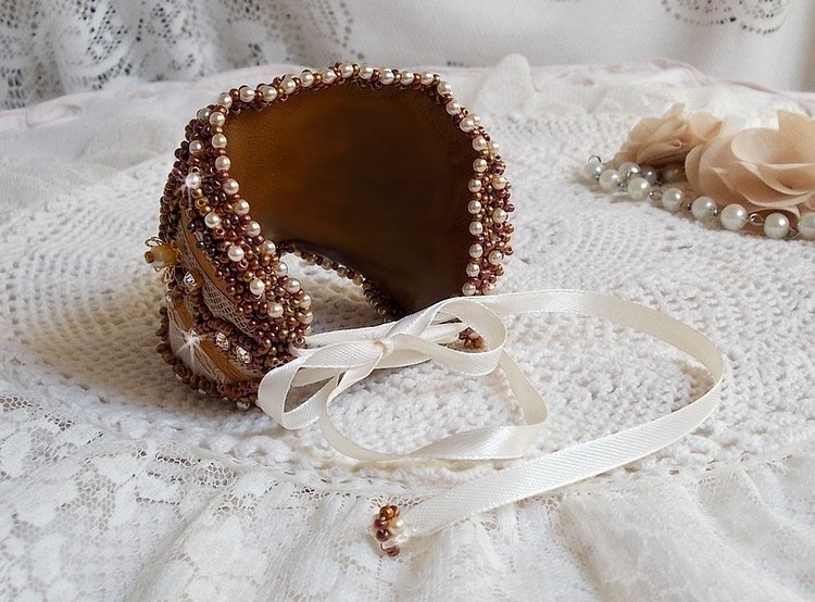 Reflets de Rosée Armband Manschette bestickt mit Perlmuttperlen, Swarovski-Kristallen, Rocailles und einer sehr alten Spitze