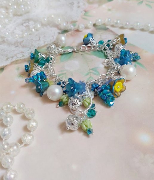 Bracelet Regard Scintillant avec fleurs frosted, clochettes verres, rondes r&eacute;sines, breloques et perles Cristal Swarovski