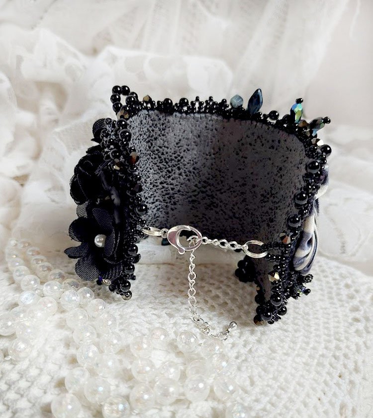 Bracelet Souvenir de Bal manchette brodé avec perles verres, ruban soie, dentelle, fleurs, argent 925 et Perles Cristal 