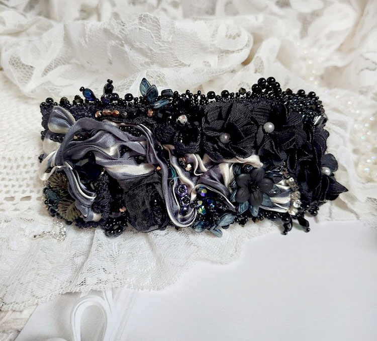 Bracelet Souvenir de Bal manchette brodé avec perles verres, ruban soie, dentelle, fleurs, argent 925 et Perles Cristal 