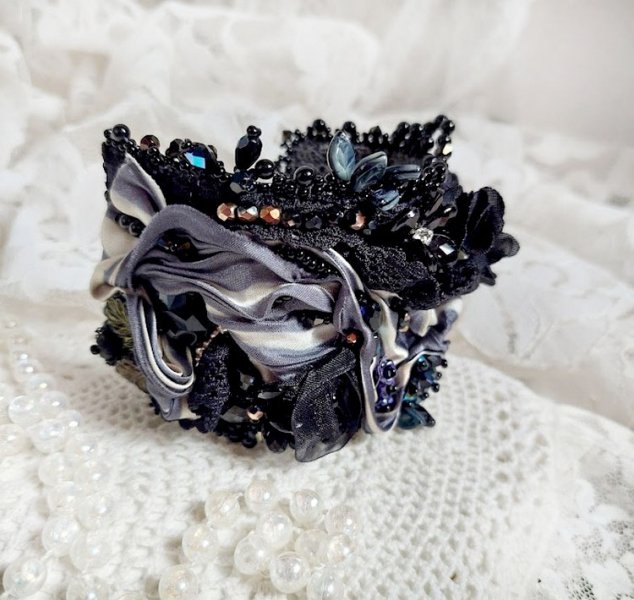 Bracelet Souvenir de Bal manchette brodé avec perles verres, ruban soie, dentelle, fleurs, argent 925 et Perles Cristal 