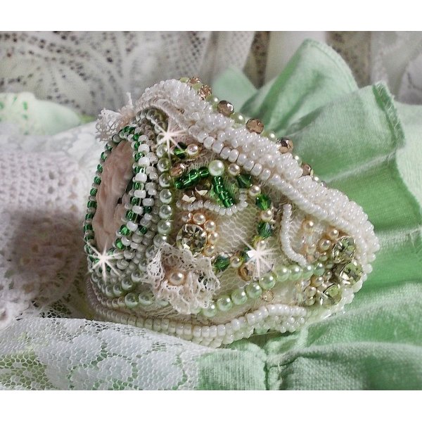 Armband Verf&uuml;hrung Charme Manschette bestickt mit Spitze, Harz Cabochon im viktorianischen Stil, Facetten und Rocailles