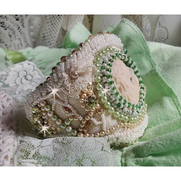 Armband Verf&uuml;hrung Charme Manschette bestickt mit Spitze, Harz Cabochon im viktorianischen Stil, Facetten und Rocailles