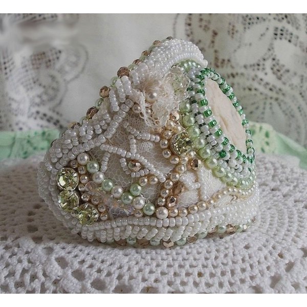 Armband Verf&uuml;hrung Charme Manschette bestickt mit Spitze, Harz Cabochon im viktorianischen Stil, Facetten und Rocailles