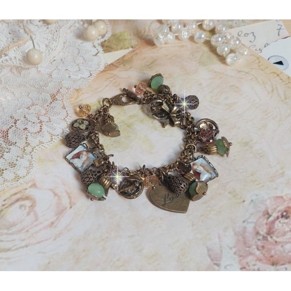 Bracelet Temps d&rsquo;une Folie avec breloques : c&oelig;ur, perles, gouttes filigran&eacute;es, fleurs &eacute;maill&eacute;es, perles rondes, cabochons carr&eacute;s et perles rondes en Verre. Mont&eacute;s sur cha&icirc;nes et fermoir en T Bronze