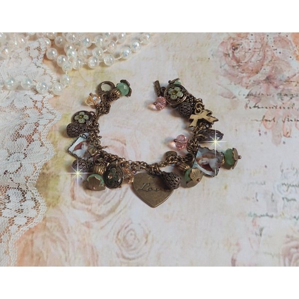 Bracelet Temps d&rsquo;une Folie avec breloques : c&oelig;ur, perles, gouttes filigran&eacute;es, fleurs &eacute;maill&eacute;es, perles rondes, cabochons carr&eacute;s et perles rondes en Verre. Mont&eacute;s sur cha&icirc;nes et fermoir en T Bronze