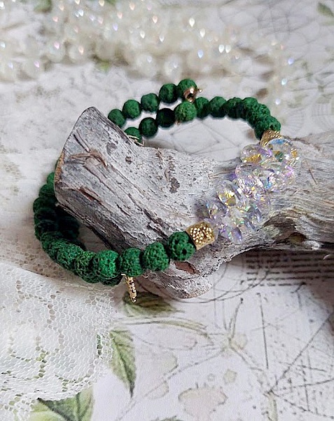 Bracelet Couronne Emeraude avec pierres de lave teint&eacute;e, perles cristal Swarovski et breloque arbre de vie m&eacute;tal