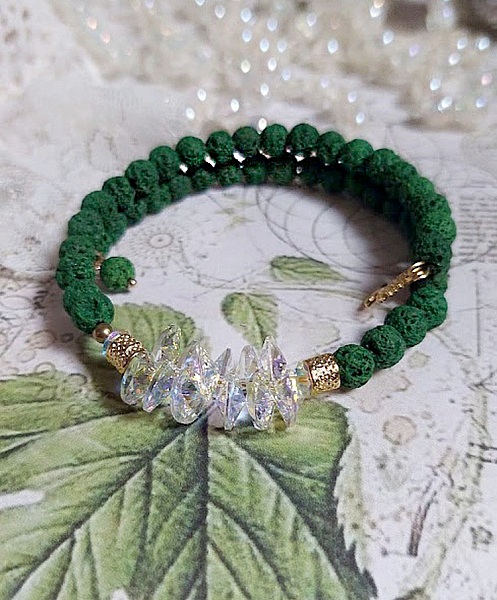 Bracelet Couronne Emeraude avec pierres de lave teint&eacute;e, perles cristal Swarovski et breloque arbre de vie m&eacute;tal