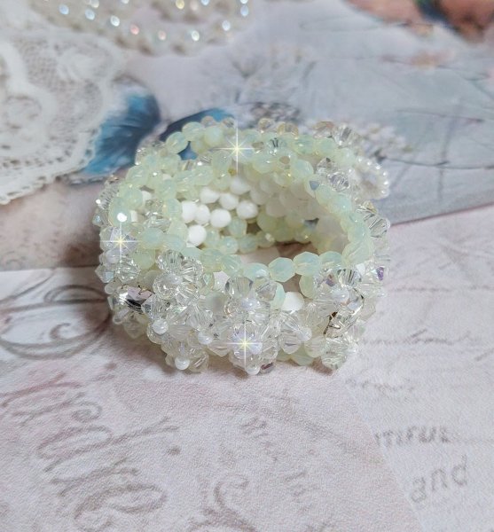 Venus Armband mit Kreiseln aus Swarovski-Kristall und opak-wei&szlig;en b&ouml;hmischen Glasfacetten