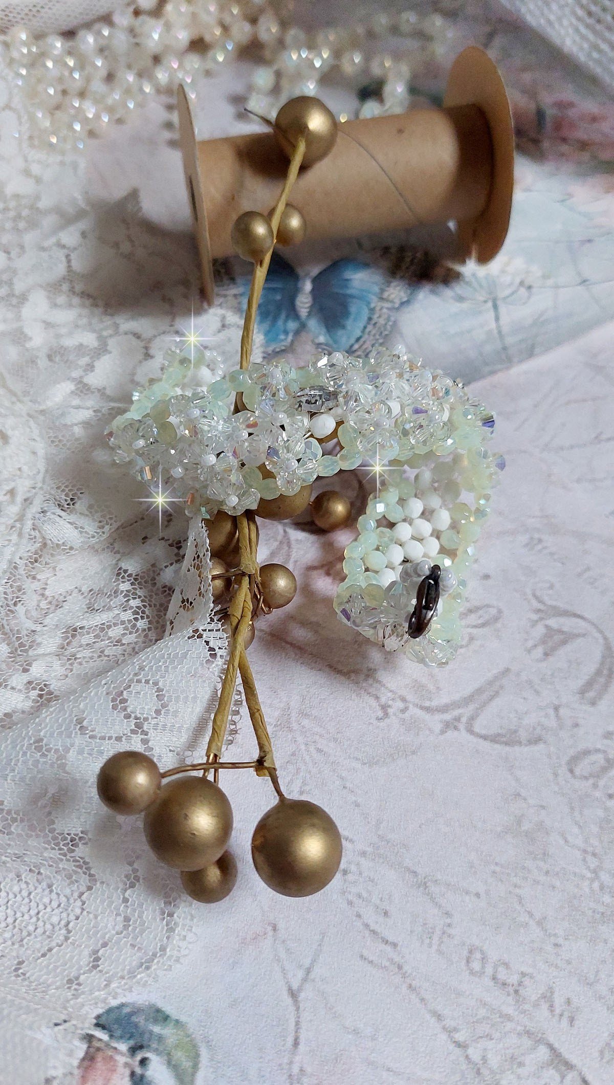 Venus Armband mit Kreiseln aus Swarovski-Kristall und opak-wei&szlig;en b&ouml;hmischen Glasfacetten