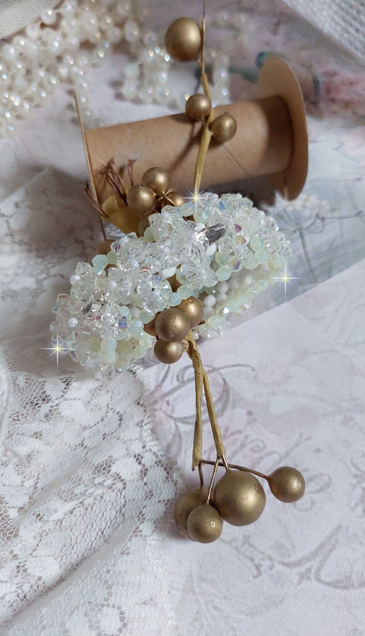 Venus Armband mit Kreiseln aus Swarovski-Kristall und opak-wei&szlig;en b&ouml;hmischen Glasfacetten