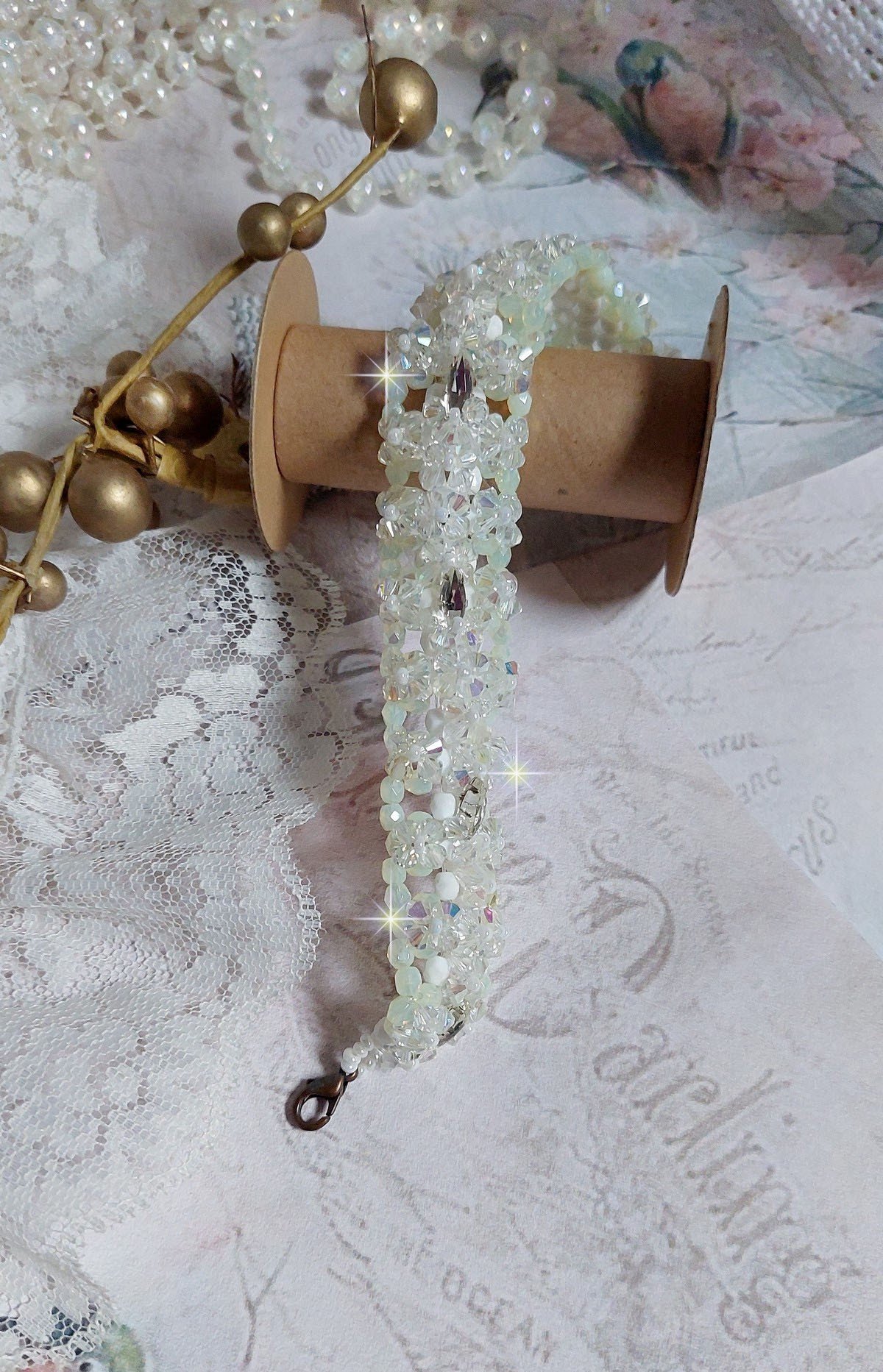 Venus Armband mit Kreiseln aus Swarovski-Kristall und opak-wei&szlig;en b&ouml;hmischen Glasfacetten