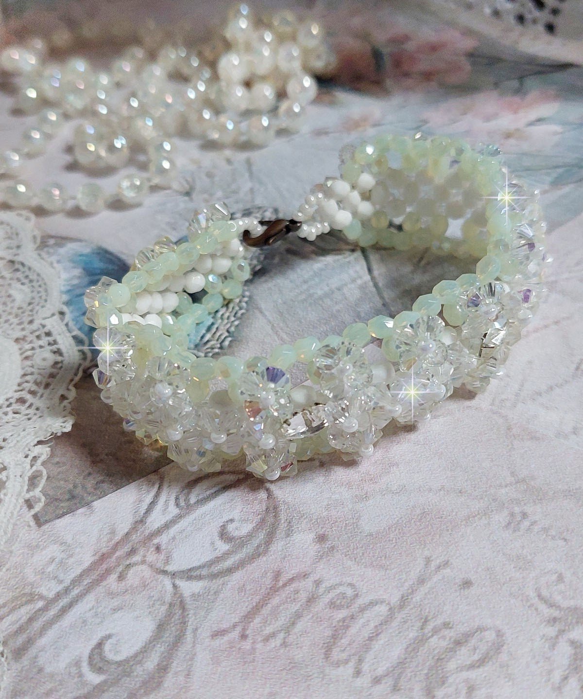 Venus Armband mit Kreiseln aus Swarovski-Kristall und opak-wei&szlig;en b&ouml;hmischen Glasfacetten