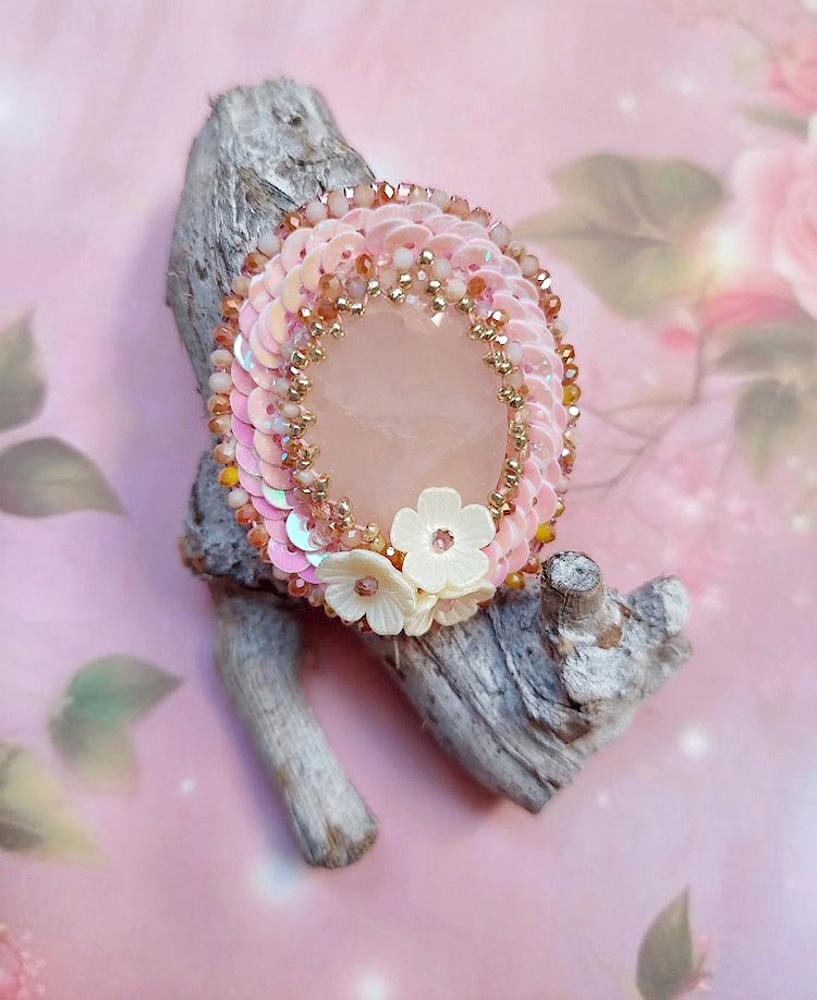 Broche unique avec un quartz rose orné de perles et sequins