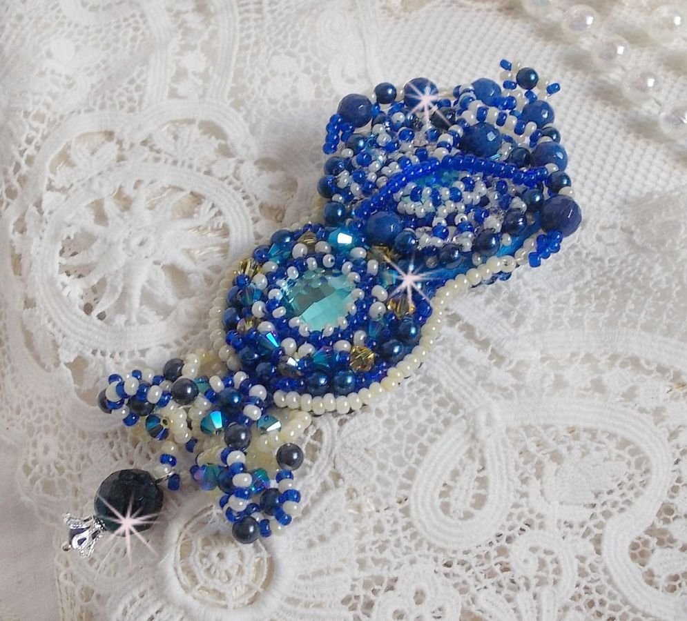 Blue Palace Haute-Couture Brosche bestickt mit Swarovski-Kristallen, runden Perlmuttperlen, Facetten aus böhmischem Glas und Rocailles