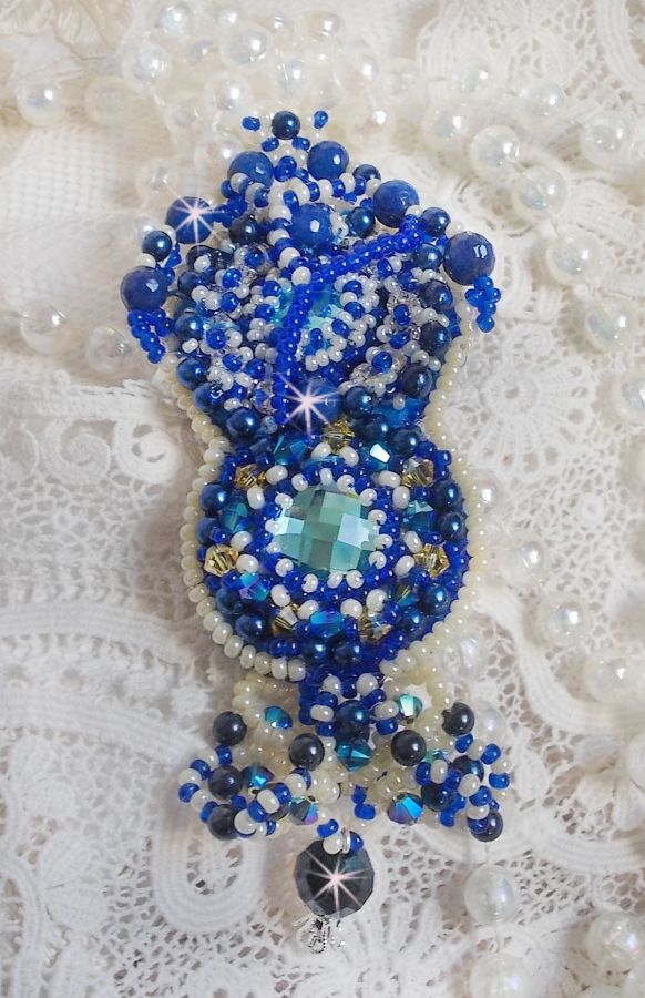 Blue Palace Haute-Couture Brosche bestickt mit Swarovski-Kristallen, runden Perlmuttperlen, Facetten aus böhmischem Glas und Rocailles