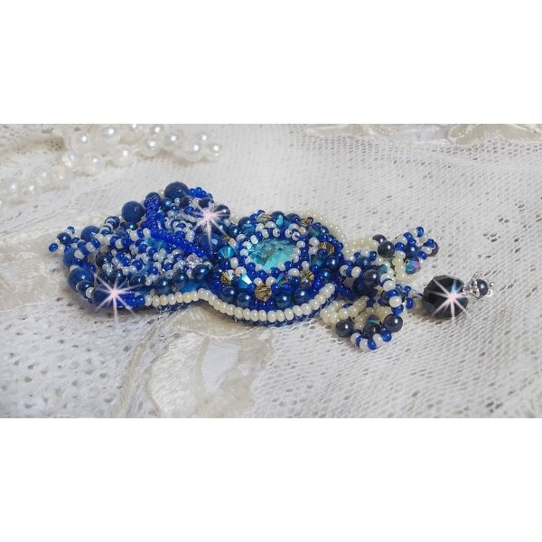 Blue Palace Haute-Couture Brosche bestickt mit Swarovski-Kristallen, runden Perlmuttperlen, Facetten aus böhmischem Glas und Rocailles