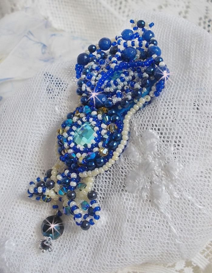 Blue Palace Haute-Couture Brosche bestickt mit Swarovski-Kristallen, runden Perlmuttperlen, Facetten aus böhmischem Glas und Rocailles