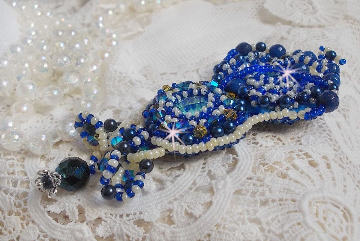 Blue Palace Haute-Couture Brosche bestickt mit Swarovski-Kristallen, runden Perlmuttperlen, Facetten aus böhmischem Glas und Rocailles